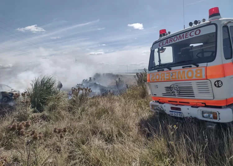 Daños totales por incendio de un utilitario tras vuelco en el ingreso a Claromecó