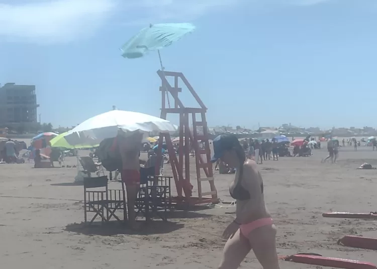 Continúa el alerta amarilla por altas temperaturas y la playa se llenó de turistas