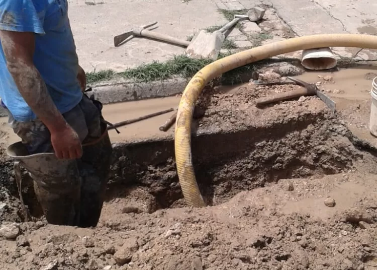 Reparan caños rotos en distintos puntos de la ciudad
