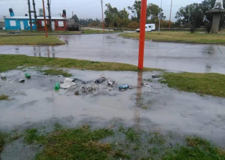 Reclaman «solución urgente» de un desperfecto cloacal en Aníbal Ponce y Rivadavia