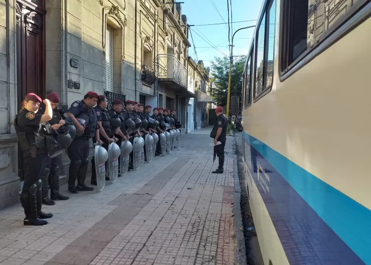 Con un amplio operativo de seguridad, comienza el juicio a dos camioneros por amenazas y extorsión