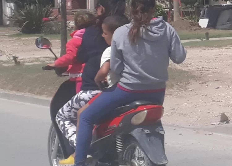Cuatro en una moto, sin cascos ni patente por una transitada avenida