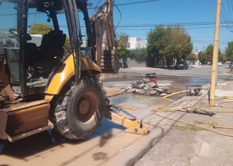 Se rompió un caño en Domingo Vázquez al 800 y la ciudad registrará falta de suministro de agua