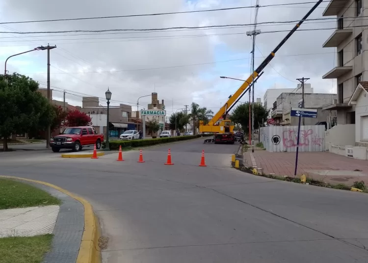 Cierran circulación vehicular en Moreno por una grúa