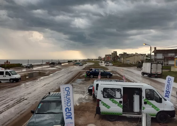 La costa y el viento, una pareja inseparable: hasta 30 kilómetros por hora, tormenta eléctrica y lluvia en la mañana dominical