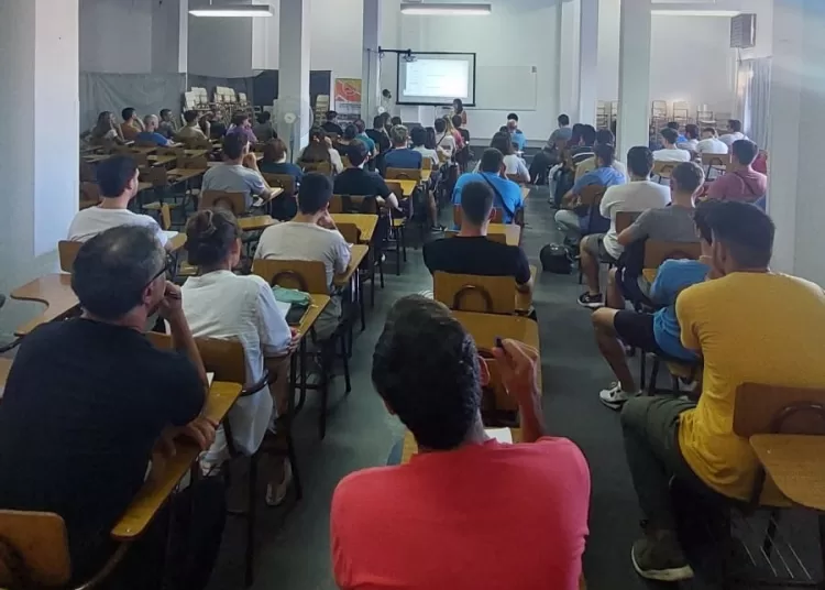 Con más de un centenar de alumnos iniciaron clases de la tecnicatura informática