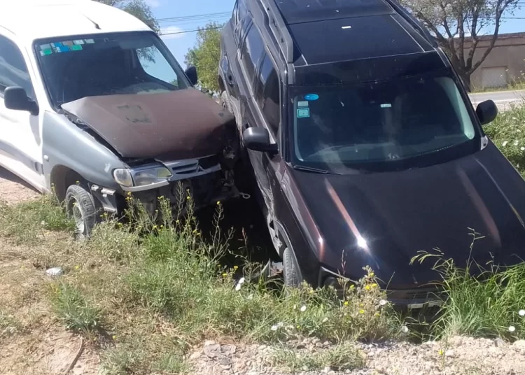 Palo y a la zanja: dos vehículos sufrieron daños tras colisión en ruta 3 y Bolívar