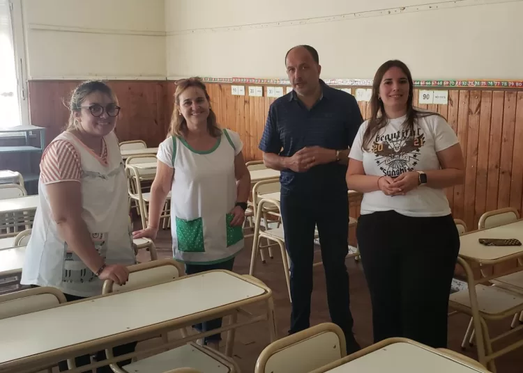 Entregaron mobiliario para equipar un aula de la Escuela 1