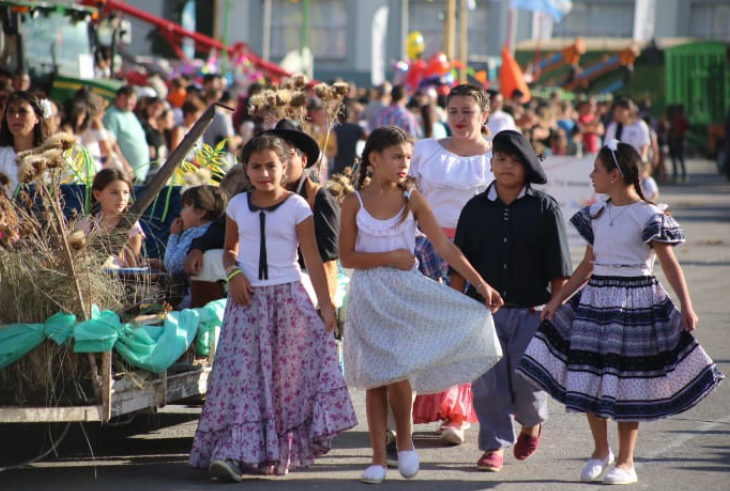 54° Fiesta del Trigo: inscriben vidrieras alegóricas y carrozas para el tradicional desfile del domingo