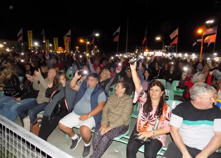 Con clásicos y lentos inoxidables, «Banana» Pueyrredón abrió el escenario de la 54° Fiesta Provincial del Trigo
