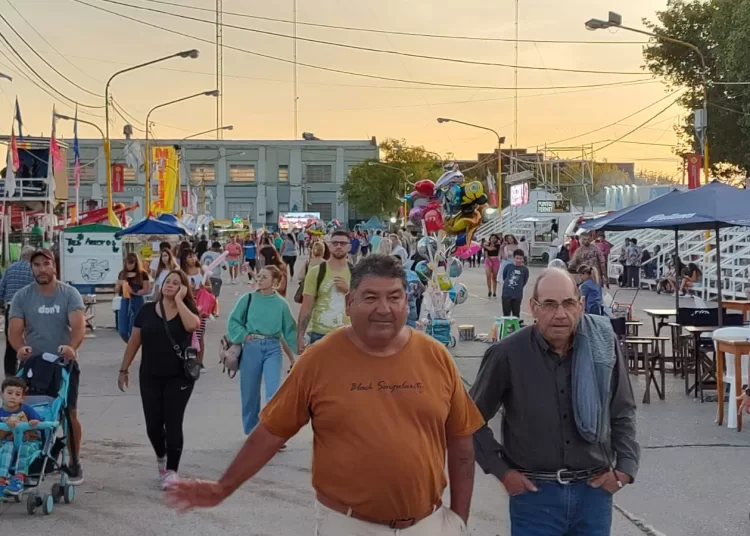 Pasó la lluvia, quedó la fiesta: poco a poco, el predio triguero tomó color y calor
