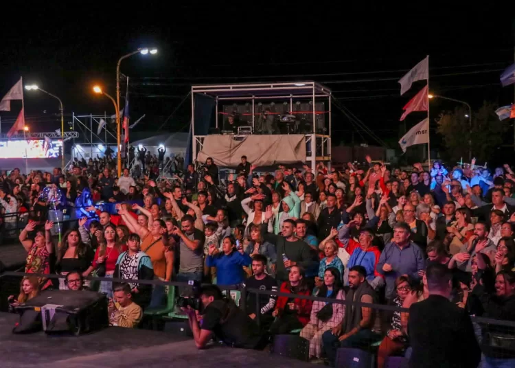 Banda XXI repobló el escenario a puro cuarteto en la tercera noche