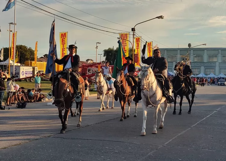 Con calor extremo, efectuaron el tradicional desfile de la Fiesta del Trigo