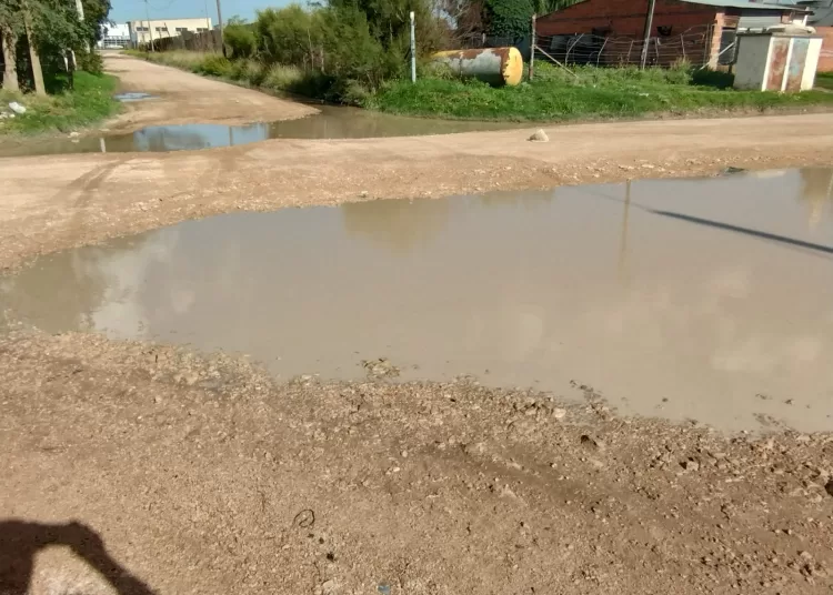 Quejas en el Santa Teresita por acumulación de agua tras las lluvias: «no se arreglan las calles desde hace diez años», plantean