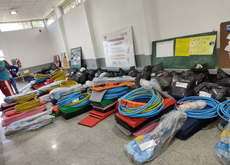 Entregaron material deportivo a escuelas del distrito