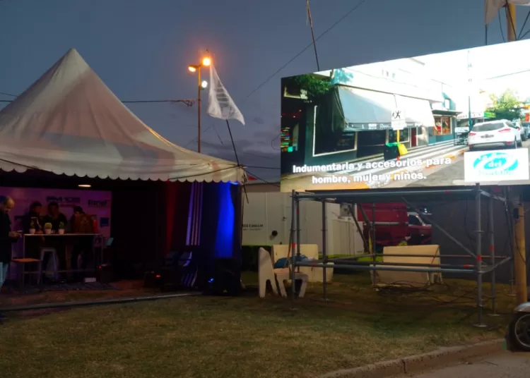 Abajo y arriba del escenario, el Grupo 105 dice presente en la 54º Fiesta Provincial del Trigo