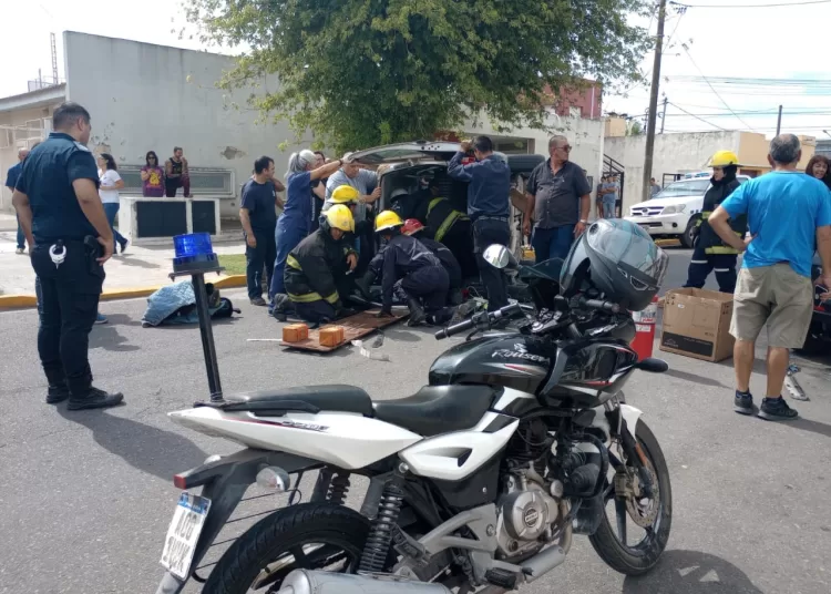 Una herida tras choque y vuelco frente a la Escuela 8 y el Jardín 917
