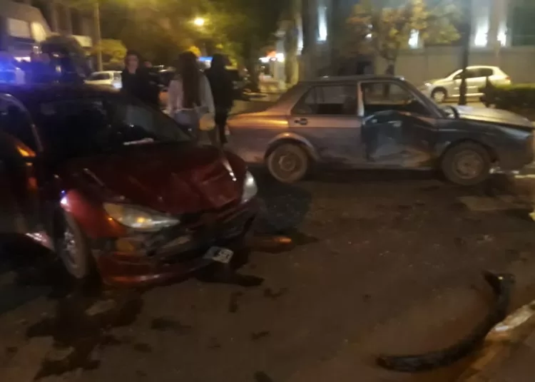 Daños en dos autos tras siniestro en el centro