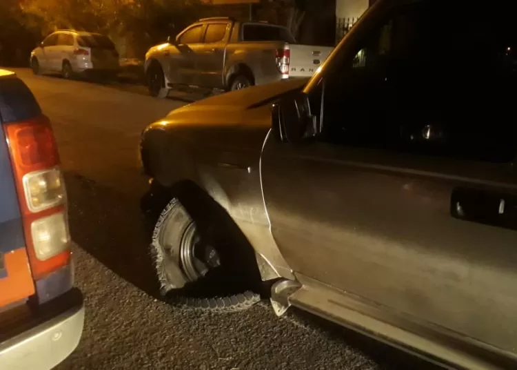 Camioneta chocó a otra estacionada y le arrancó el tren delantero
