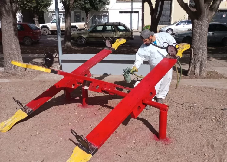 Reacondicionan las plazas San Martín y España