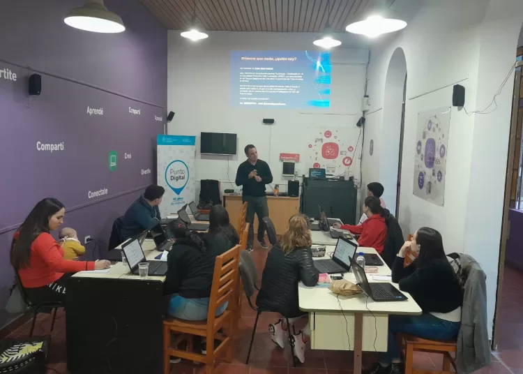 Ofrecen taller de informática en la Dirección de Juventud