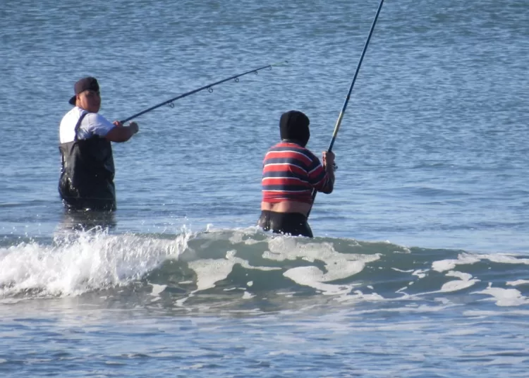 Parece verano pero no lo es: viento norte y bañistas en Claromecó
