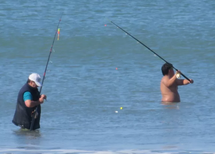 Parece verano pero no lo es: viento norte y bañistas en Claromecó