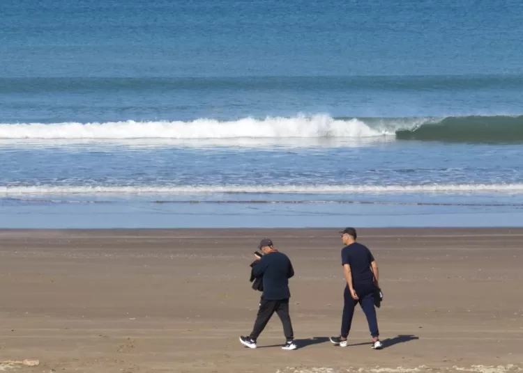 Parece verano pero no lo es: viento norte y bañistas en Claromecó