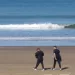 Parece verano pero no lo es: viento norte y bañistas en Claromecó