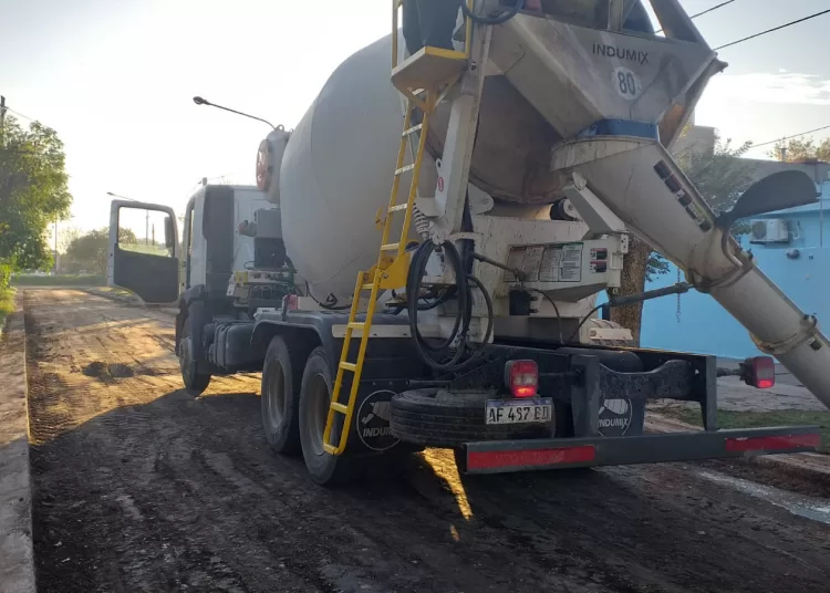Bachearon calles con lo producido en la flamante planta de hormigón e iniciaron pavimento en ATEPAM
