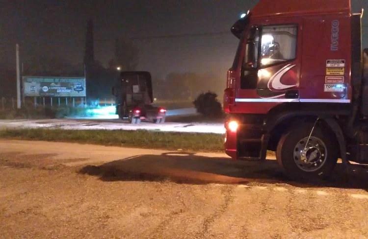 Camión sufrió una rotura y desperdigó cereal en Paso y ruta 3