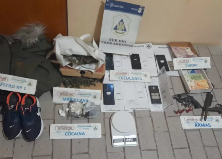 Quedaron detenidos padre e hijo hallados con droga y armas