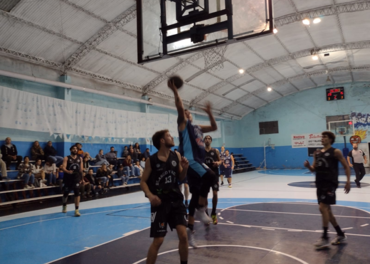 Oficial de básquet: cuatro en línea en la cima de la tabla
