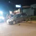 Cruento siniestro vial en una esquina: un auto terminó sobre la rambla