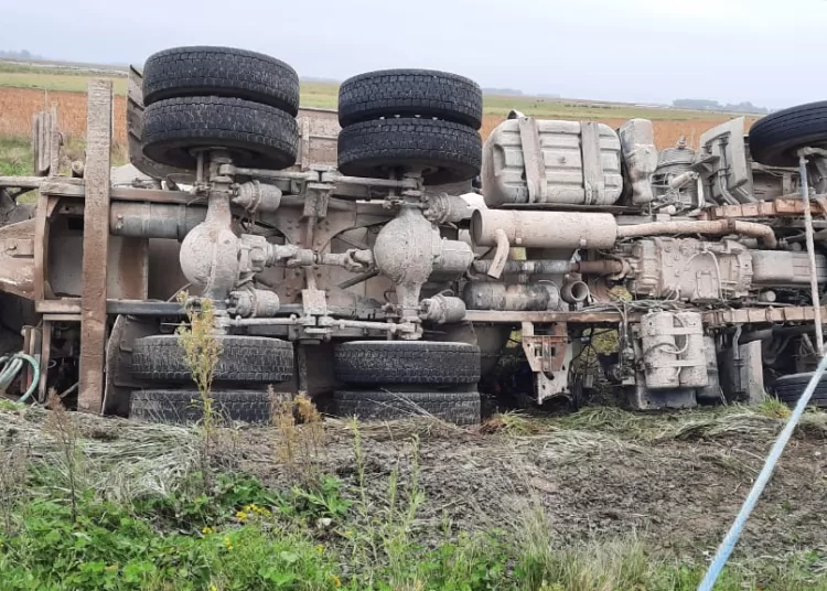 Vuelco y camionero atrapado obligó a cortar momentáneamente la ruta 73 en cercanías a Bellocq