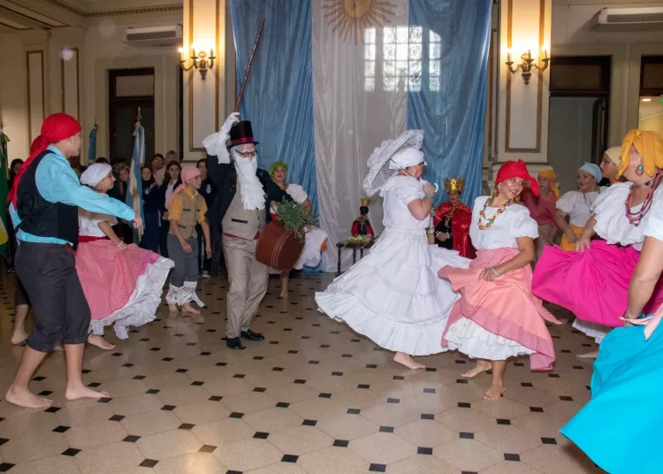 Desarrollaron el acto oficial por el 213º aniversario de la Revolución de Mayo