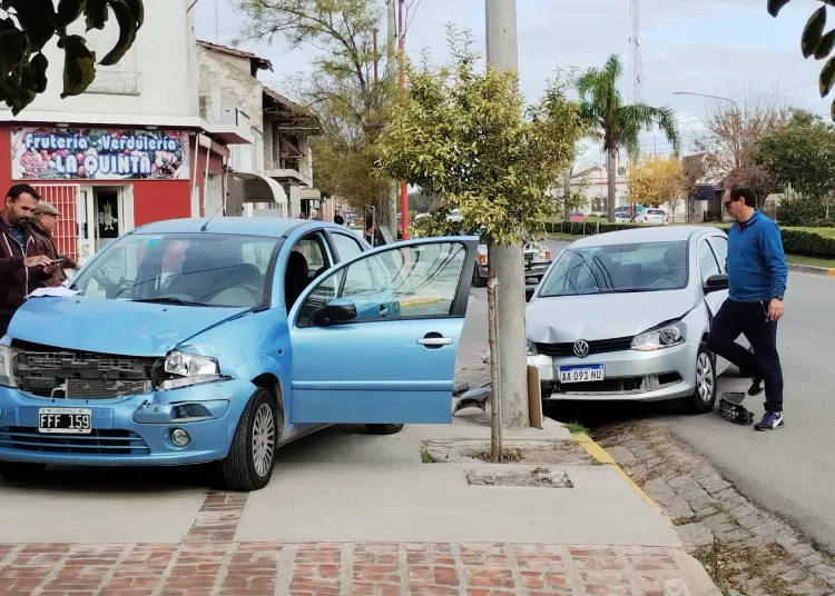 Un auto sobre la vereda y dos heridas al Hospital tras choque en una esquina