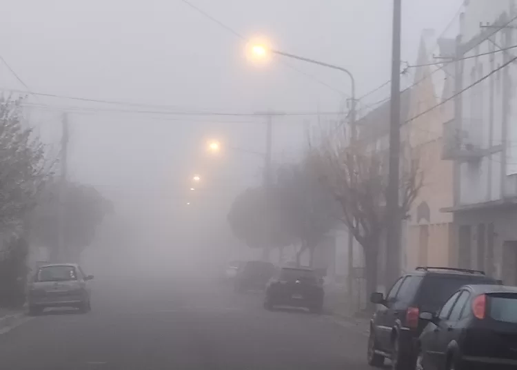 A la espera de la lluvia, la neblina ganó la calle durante la madrugada