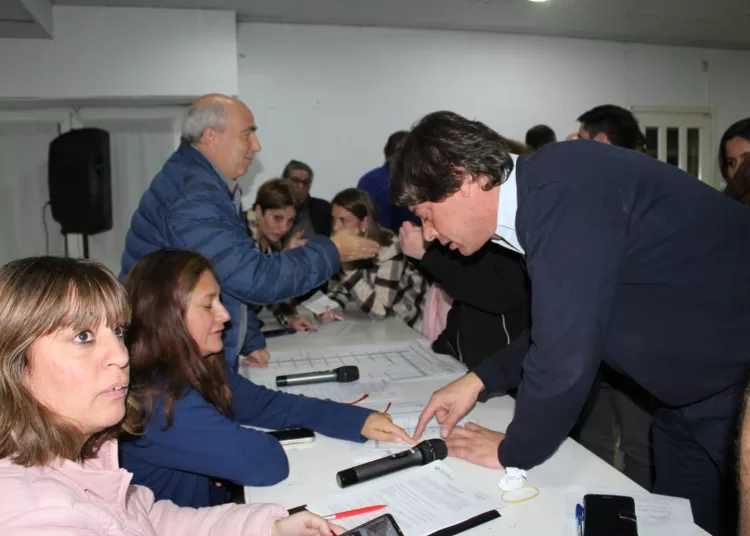 Explicaron detalles del plan de pavimentación a vecinos del Barrio Boca