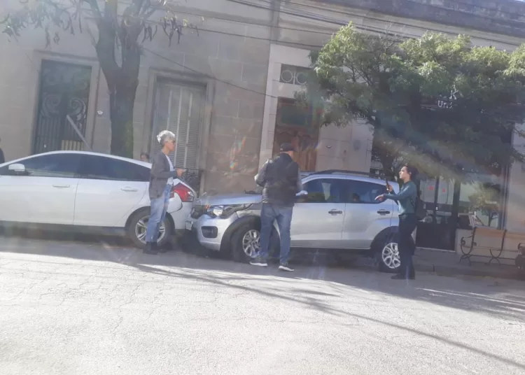 Triple choque a mitad de cuadra y daños en una camioneta y dos autos