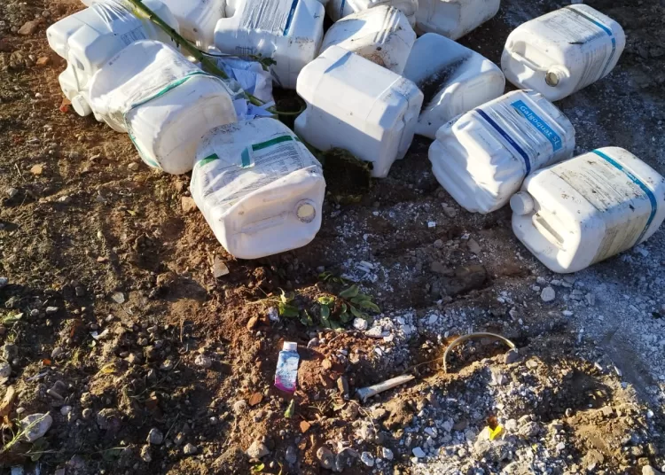 Arrojaron bidones de agroquímicos vacíos en un sector no autorizado