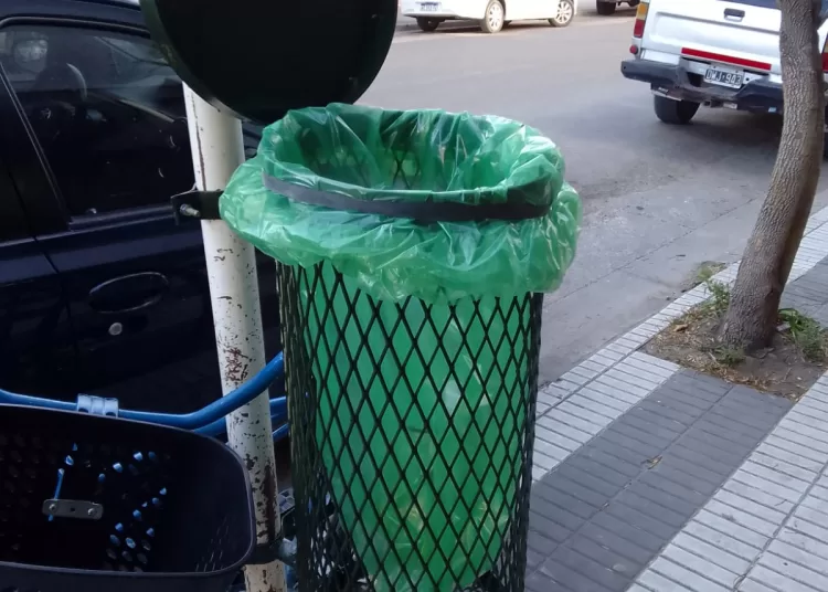 Nuevos cestos papeleros, construidos en el sector de herrería municipal