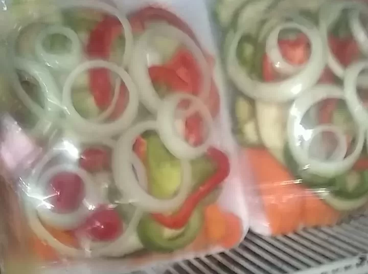 Decomisan ensaladas en comercio inhabilitado para su preparación