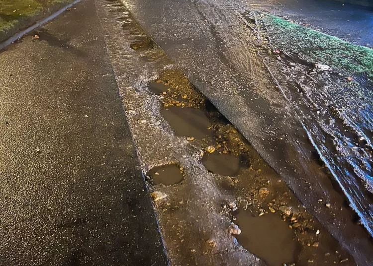 Advierten sobre zanja con bordes que dañó numerosas cubiertas frente a la Secundaria 9