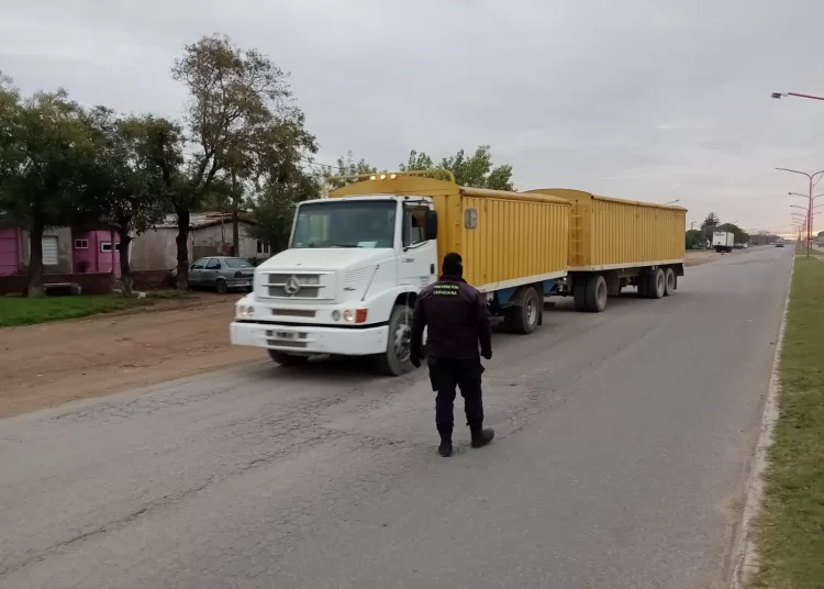 Realizan controles de camiones de carga en la Circunvalación
