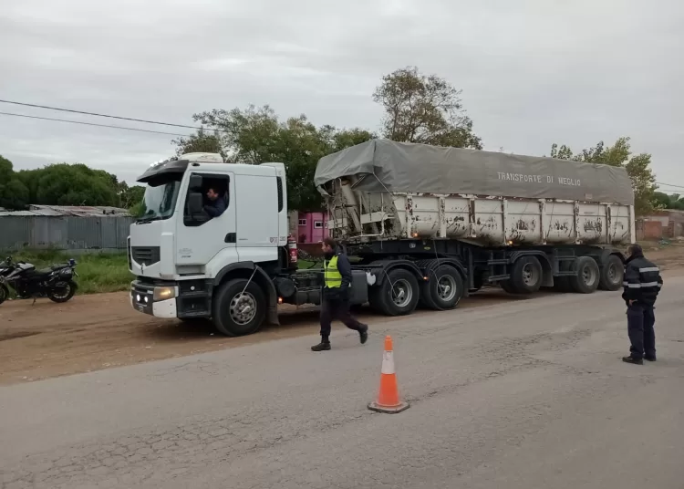 Realizan controles de camiones de carga en la Circunvalación