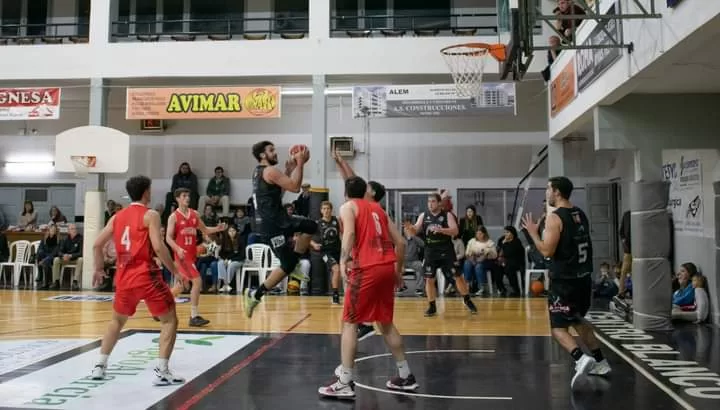 Blanco y Negro le ganó a Huracán y quedó como único líder del Oficial