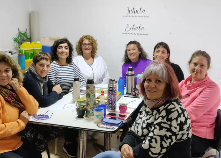 Cittadino junto al equipo de trabajo del Programa Casa Taller