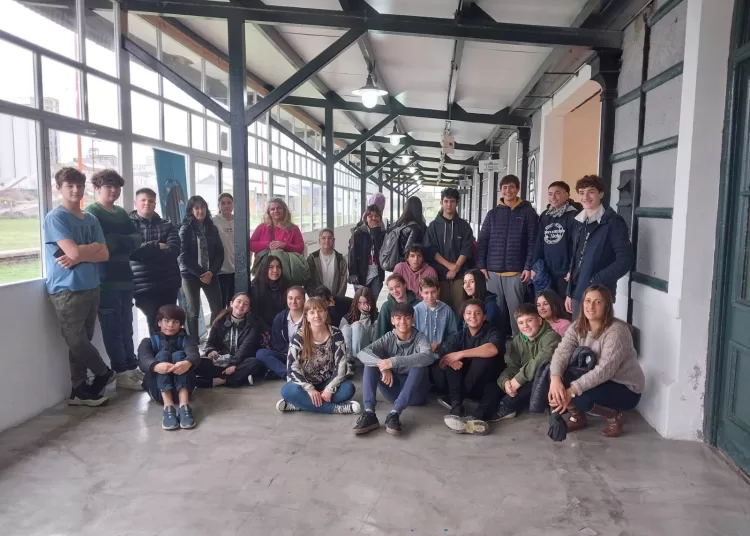 Alumnos de diferentes establecimientos educativos visitan el Centro Cultural La Estación