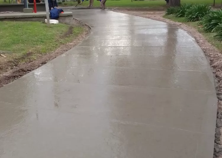 Construyeron caminos internos en la Plaza del Árbol